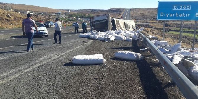 Çay Yüklü Tır Devrildi: 1 Yaralı