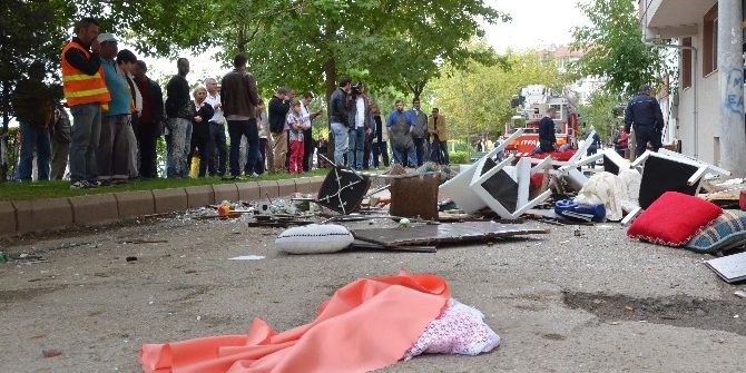 ‘Beni Öldürecekler’ Dedi, Camdan Eşyalarını Sokağa Fırlattı