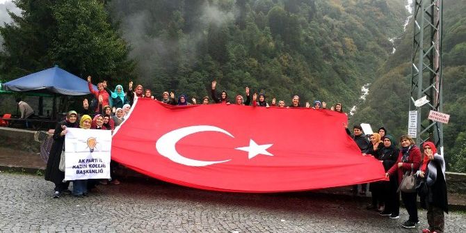Ak Parti’li Kadınlar Zirvede Şehitler Anısına Türk Bayrağı Açtı