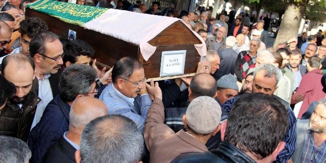 Trafik Kazasında Hayatını Kaybeden Genç Kız Toprağa Verildi