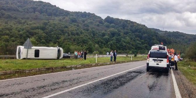 Bartın’da Servis Minibüsü Devrildi