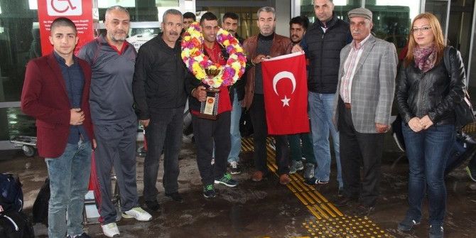 Ağrılı Ömer Çeçen Türkiye Şampiyonu Oldu