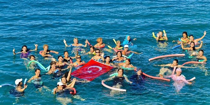 Muratpaşalılar Denizde Su Jimnastiği Yaptı