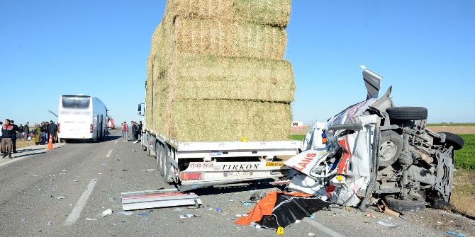 Kazaya Giden Ambulansa Otobüs Çarptı: 2 Ölü, 5 Yaralı