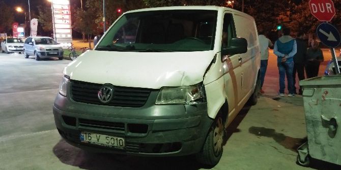 Benzin İstasyonu Önünde Korkutan Kaza