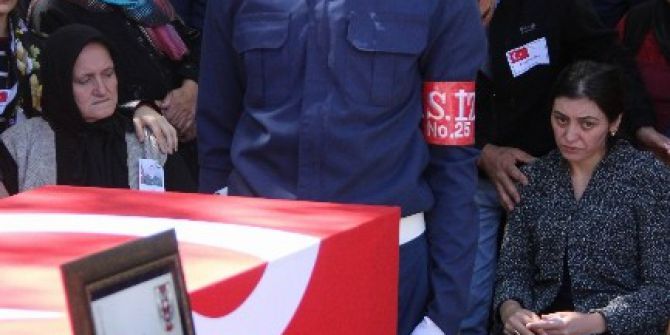 Şehidin 1 Aylık Nişanlısından Yürek Yakan Veda