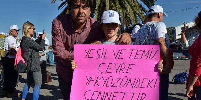 Doğaseverlerden Foça’da Temizlik Çalışması