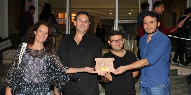 Manisa Şehir Tiyatrosuna İzmir’den Ödül