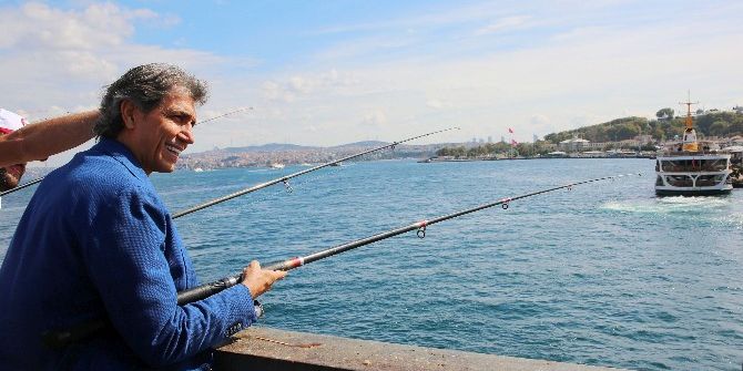 Galata Köprüsü’nde Balık Tutma Yarışı Renkli Görüntülere Sahne Oldu