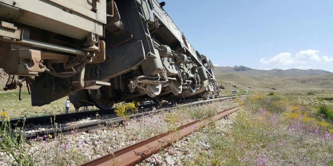Yük Trenine Bombalı Saldırı: 1 Yaralı