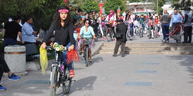 Süslü Kadınlardan Renkli Bisiklet Turu