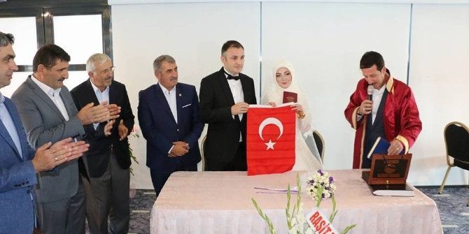İlkadım’dan Yeni Evlenenlere Kur’an-ı Kerim Ve Türk Bayrağı