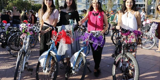 “Süslü Kadınlar” Bisiklet İçin Pedalladı