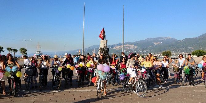 ’Süslü Kadınlar’ İskenderun’da Bisiklet Turu Düzenlediler