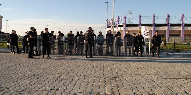 Sakaryaspor Kafilesine Taşlı Saldırı