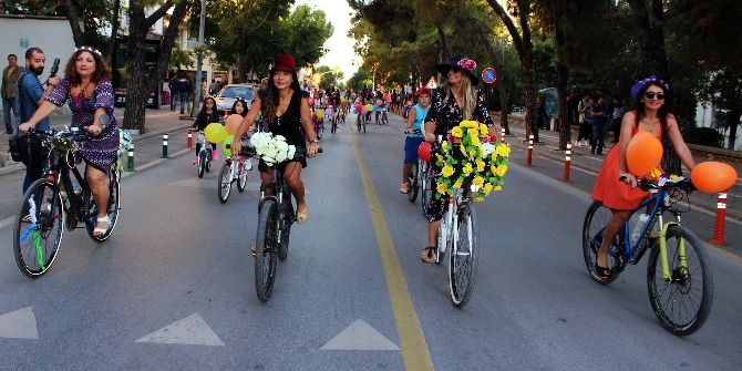 Süslü Kadınlar Bisiklete Dikkat Çekti