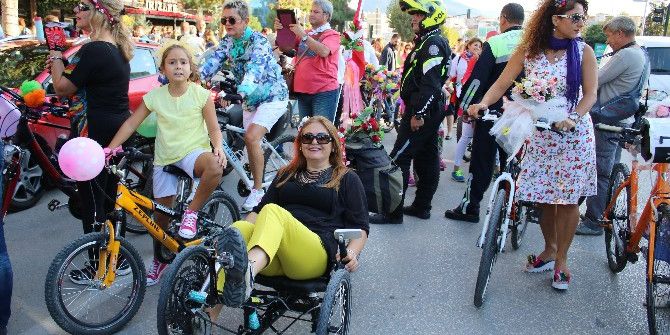 ’Süslü Kadınlar’ Caddeleri Çiçeğe Çevirdi