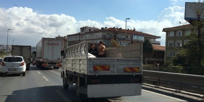  Çocukların Kamyonet Kasasındaki Tehlikeli Yolculuğu Kamerada