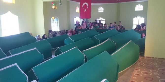 İmam Hatip Ortaokulu Öğrencilerinin Türbe Ziyareti