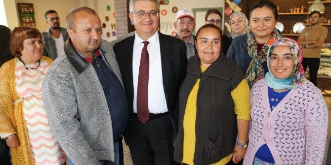 Vali Pekmez, ‘Ben De Varım’ Tiyatro Ekibiyle Buluştu