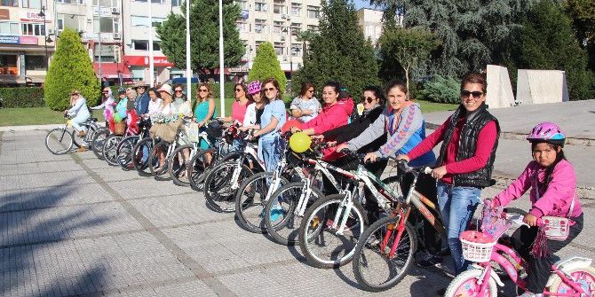 ’Süslü Kadınlar’ Pedal Çevirdi