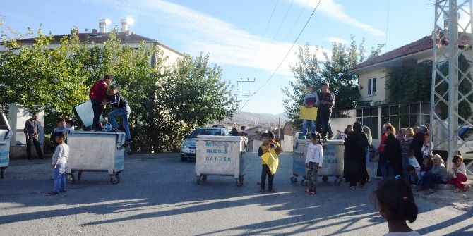 Çöp Konteynerleri İle Yolu Trafiğe Kapattılar
