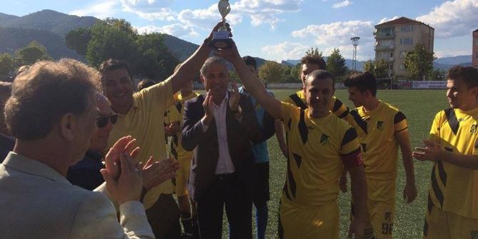 Şampiyonlara Kupaları Verildi