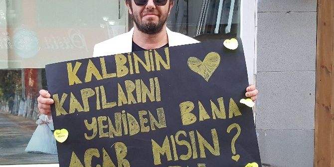 Eşi Evi Terk Edince İş Yerinin Önünde Saatlerce Affedilmek İçin Bekledi