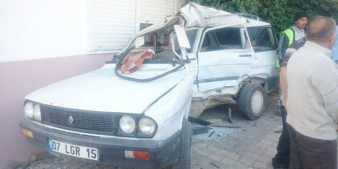 Halk Otobüsü Park Halindeki Otomobili Hurdaya Çevirdi: 1 Yaralı