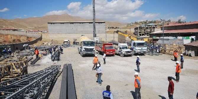 Yüksekova’daki Enerji Nakil Hatları Onarılıyor