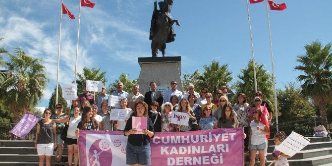 Kadınlardan Şortlu Eylem