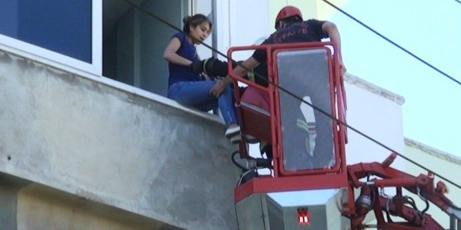 Kocası Eve Kilitledi, İtfaiye Kurtardı