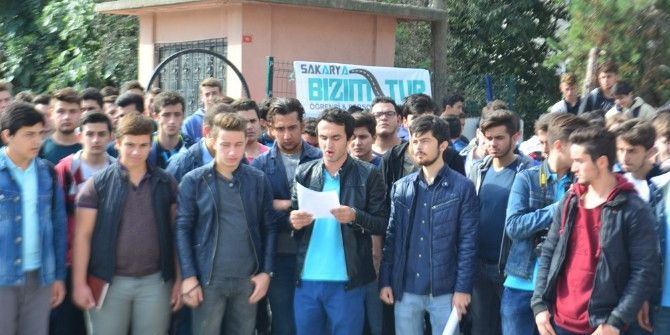Adapazarı Anadolu İmam-hatip Lisesi Öğrencileri Okulları İçin Basın Açıklaması Yaptı
