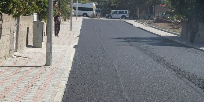 Yol Ve Kaldırım Çalışmaları Devam Ediyor