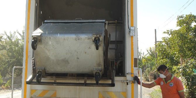 Toroslar Belediyesi, Çöp Konteynerlerini Yıkayarak, Dezenfekte Ediyor