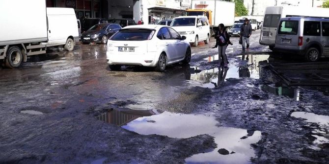 Bitmeyen Yol Çalışması Düğün Sloganı Oldu