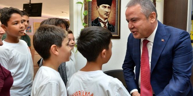 Başkan Böcek’e Öğrencilerden Sevgi Gösterisi