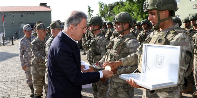 Bakan Akar, Sıfır Noktasında Mehmetçik İle Bayram Namazı Kıldı