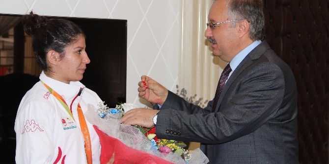 Türkiye’nin İlk Paralimpik Gururuna Vali Özdemir’den Çeyrek Altın