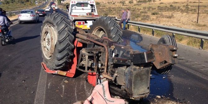 Aliağa’da Otomobil İle Traktör Çarpıştı: 2 Yaralı