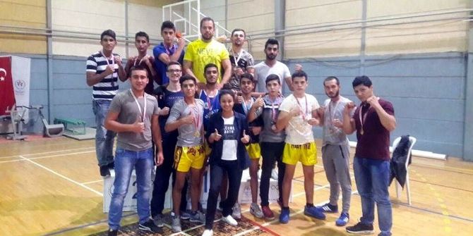 Salihli’nin ’Demir Yumrukları’ İzmir’den Madalyalarla Döndü