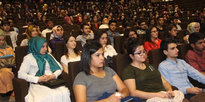 Hkü Öğrencileri Defne Sarısoy İle Buluştu