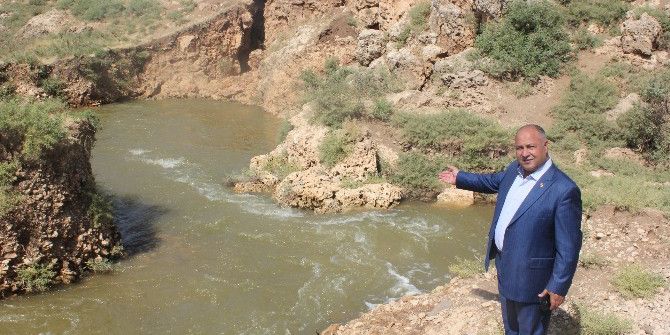 Kayaların İçerisinde Kaybolan Dere Şaşırtıyor