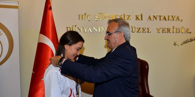 Vali Karaloğlu’ndan Başarılı Sporculara Ödül