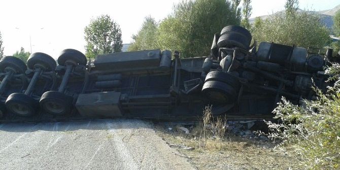 Malatya’da Bisküvi Yüklü Tır Devrildi: 1 Yaralı
