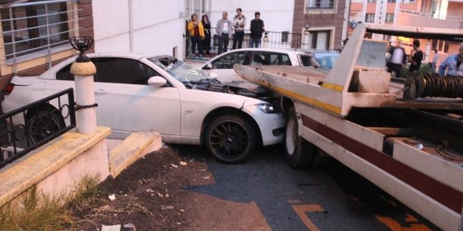 Oto Kurtarma Aracı Park Halindeki Araçlara Çarptı