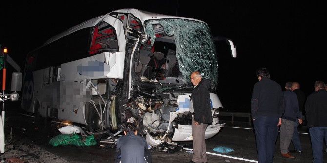 Yolcu Otobüsü Kamyona Çarptı: 1 Ölü, 39 Yaralı