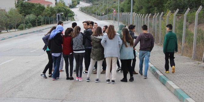 Bursa’da Onlarca Öğrenci Okula Gitmek İçin Her Gün Kilometrelerce Yürüyor