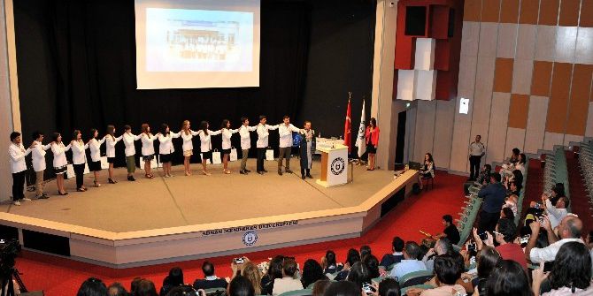 Genç Diş Hekimleri Önlüklerini Törenle Giydi