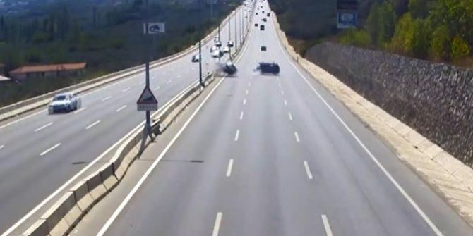 Otoyolu Çarpışan Otomobil Pistine İşte Böyle Döndü